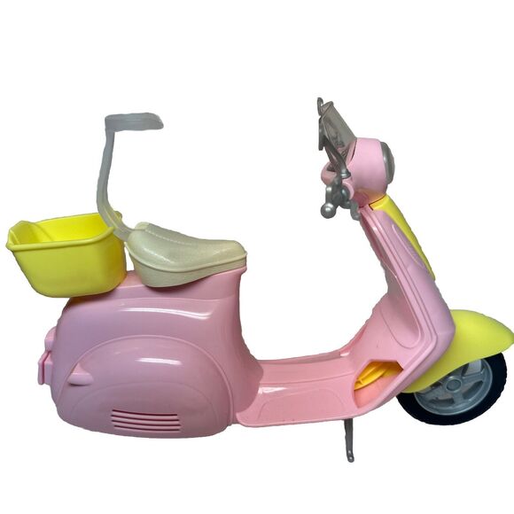 2016 Barbie Vespa Scooter Pink & Yellow DVX56 Mattel - Picture 1 of 8